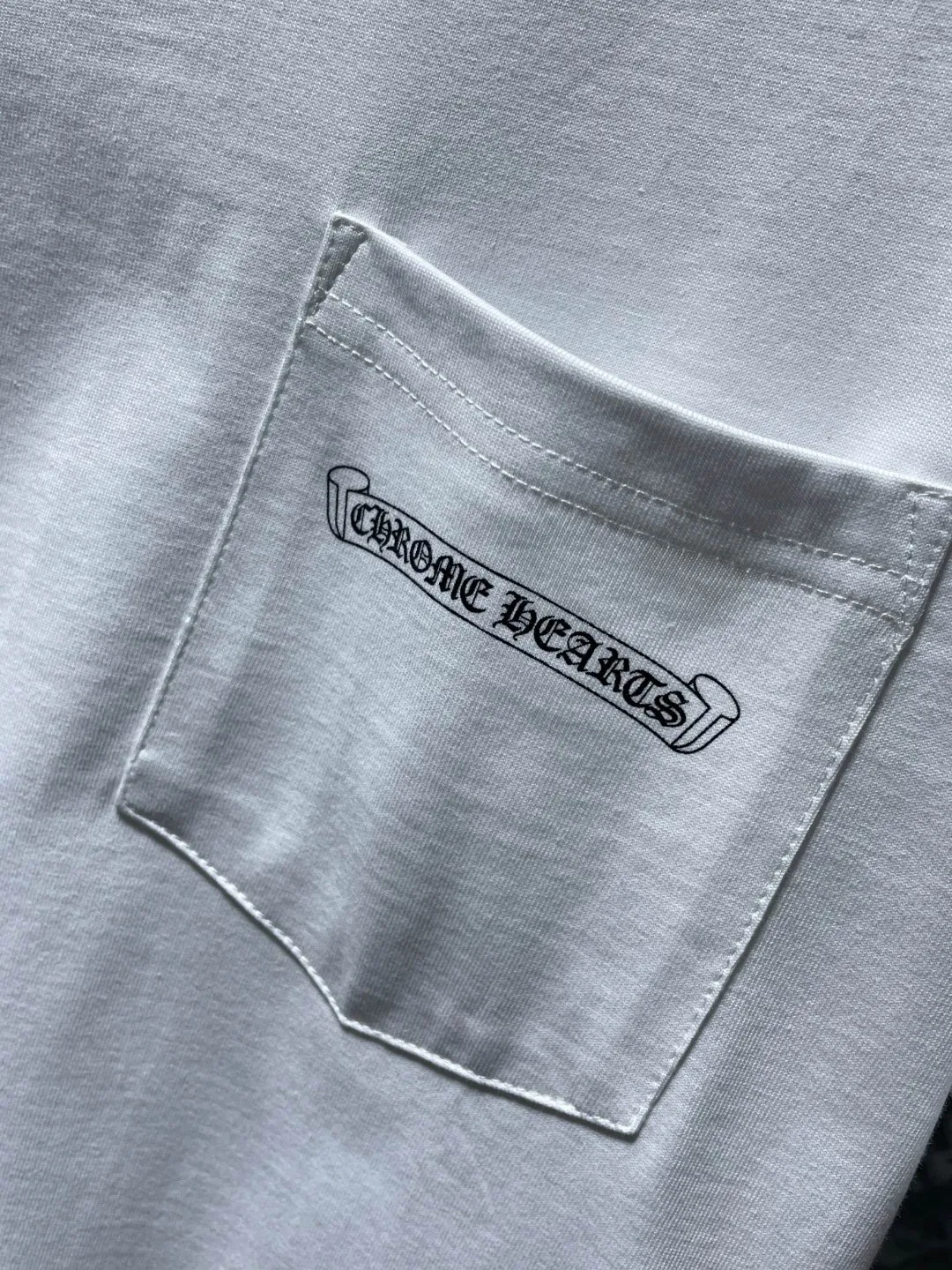 P140 New Chrome Hearts 25ss for summer. High gram weight, environmentally friendly and high-quality top fabric. 260g~270g. Chrome classic scroll letter color cross group flower arm short sleeves. Imported environmentally friendly glue printing and dyeing. Counter synchronization. Re-engraved version 1:1. Recommended color: black white. Size: S, M, L, XL.